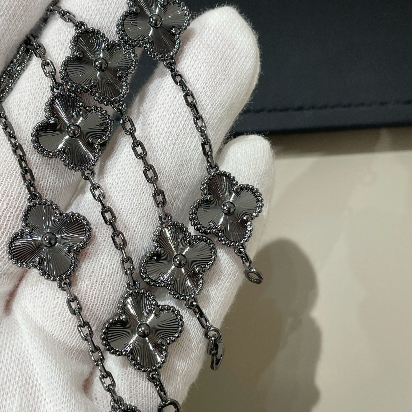 [Mysitc ]New CLOVER 5 MOTIF BLACK BRACELET