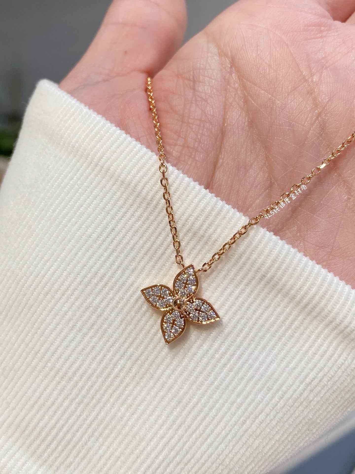 Mysitc STAR DIAMOND NECKALCE