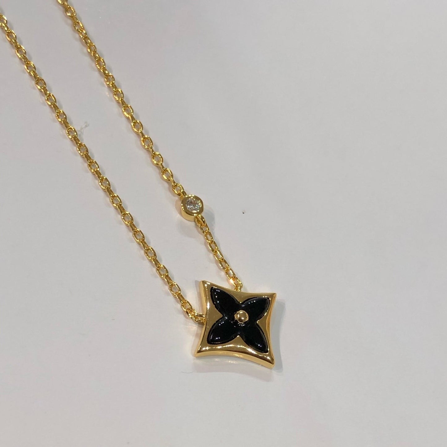 Mysitc STAR BLACK MOP NECKLACE