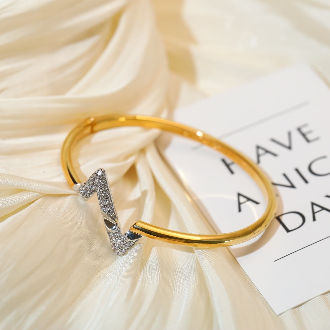 Mysitc VOLTE UPSITE DOWN GOLD DIAMOND BRACELET