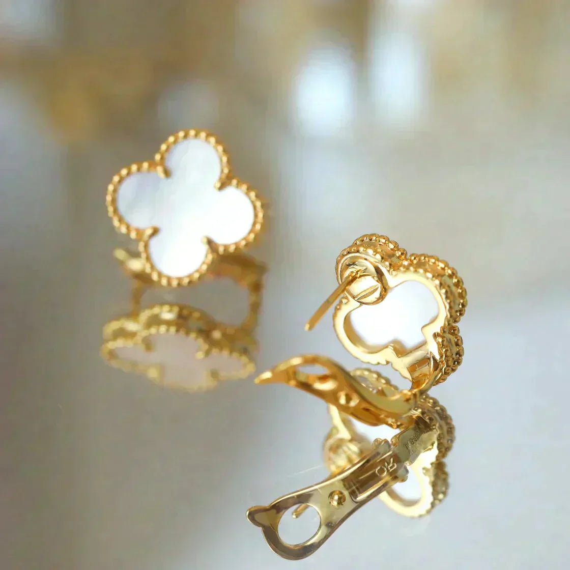 Mysitc CLOVER MEDIUM 1 MOTIFS  WHITE MOP STUD EARRINGS