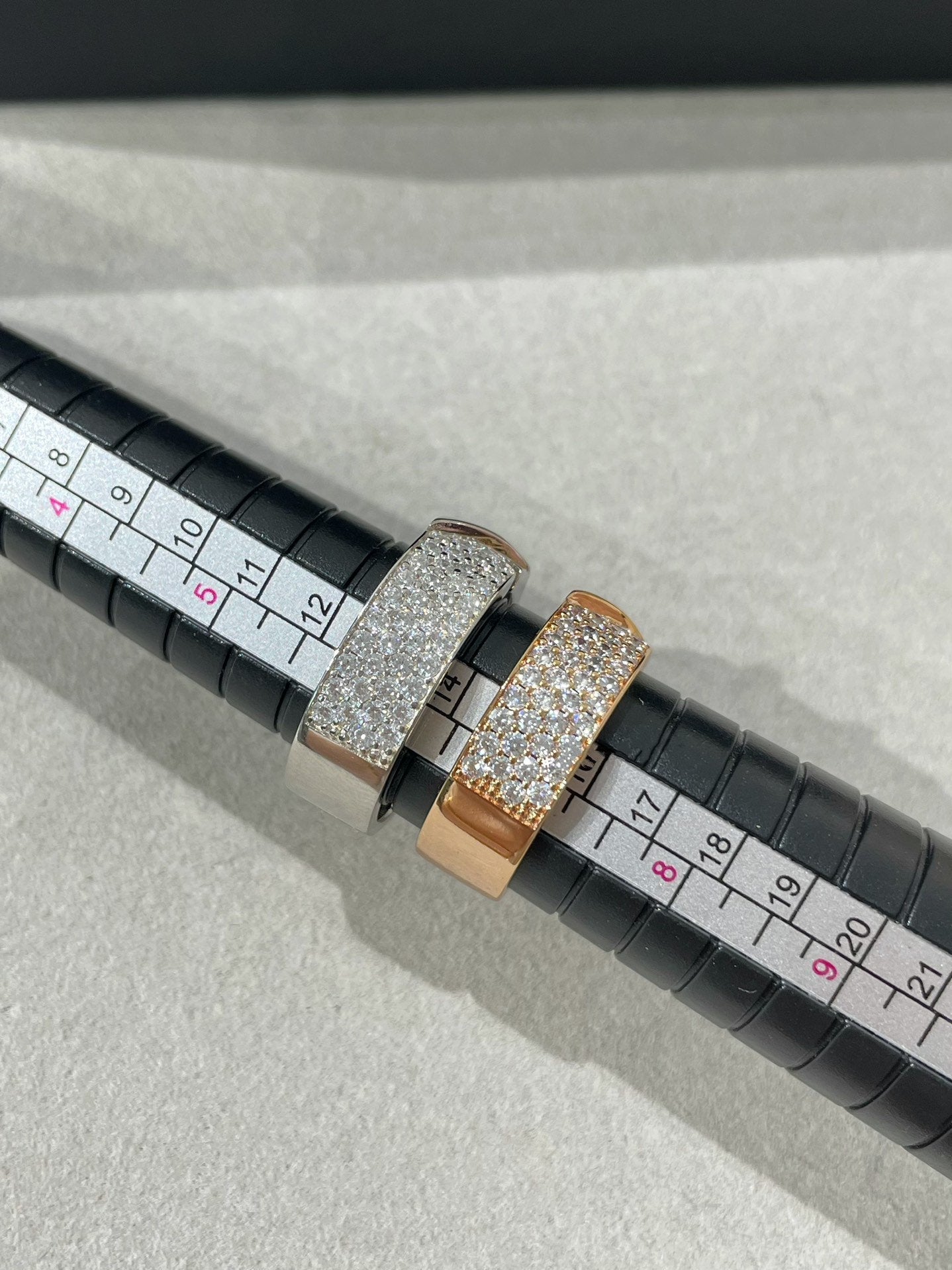 神秘的な留め具の証拠、ダイヤモンドが敷き詰められた指輪
