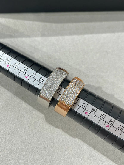 神秘的な留め具の証拠、ダイヤモンドが敷き詰められた指輪