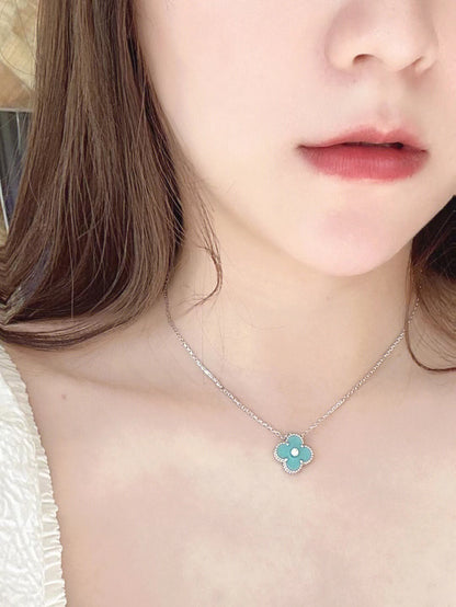 ミスティック クローバー 1 ダイヤモンド ライトブルー シルバー ネックレス