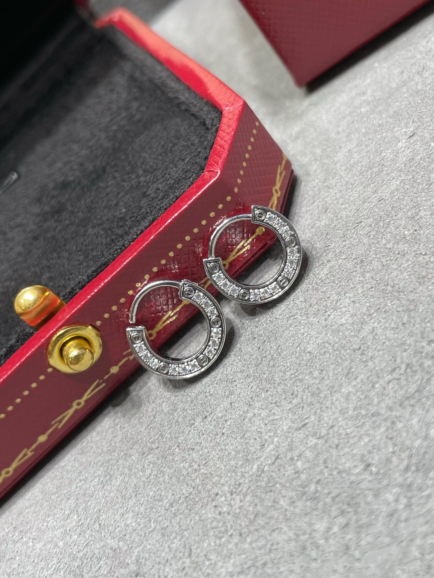 Mysitc LOVE DIAMOND EARRINGS