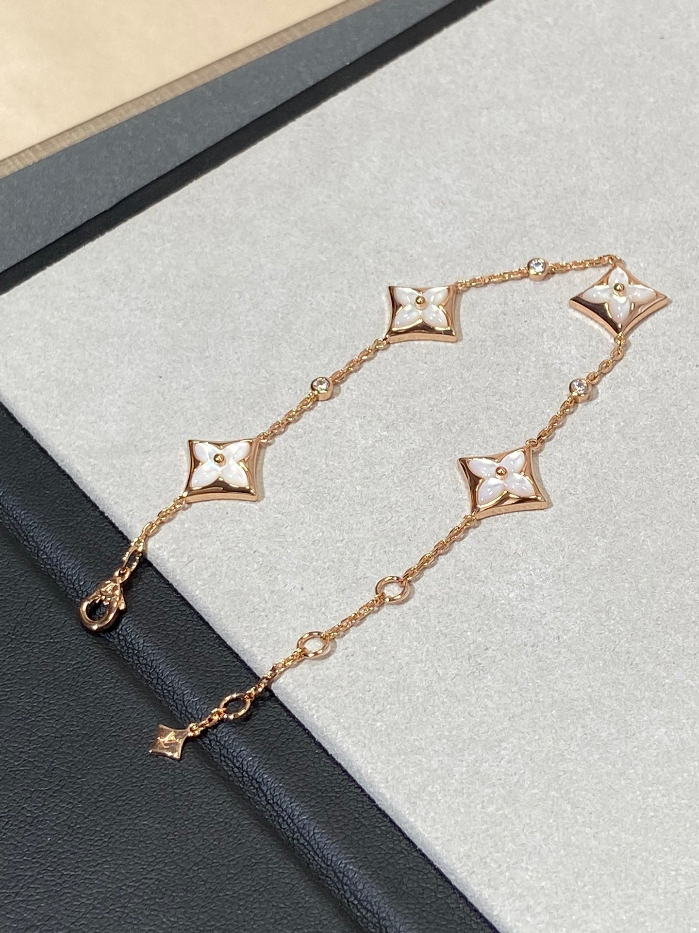 Mysitc STAR 4 MOTIF MOP DIAMOND PINK GOLD BRACELET
