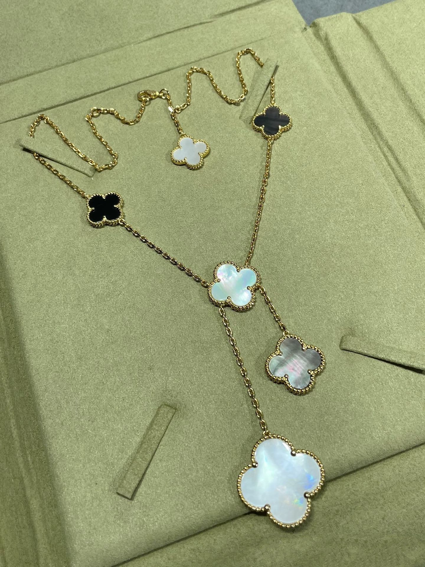 Mysitc CLOVER 6 MOTIF MOP ONYX GOLD NECKLACE