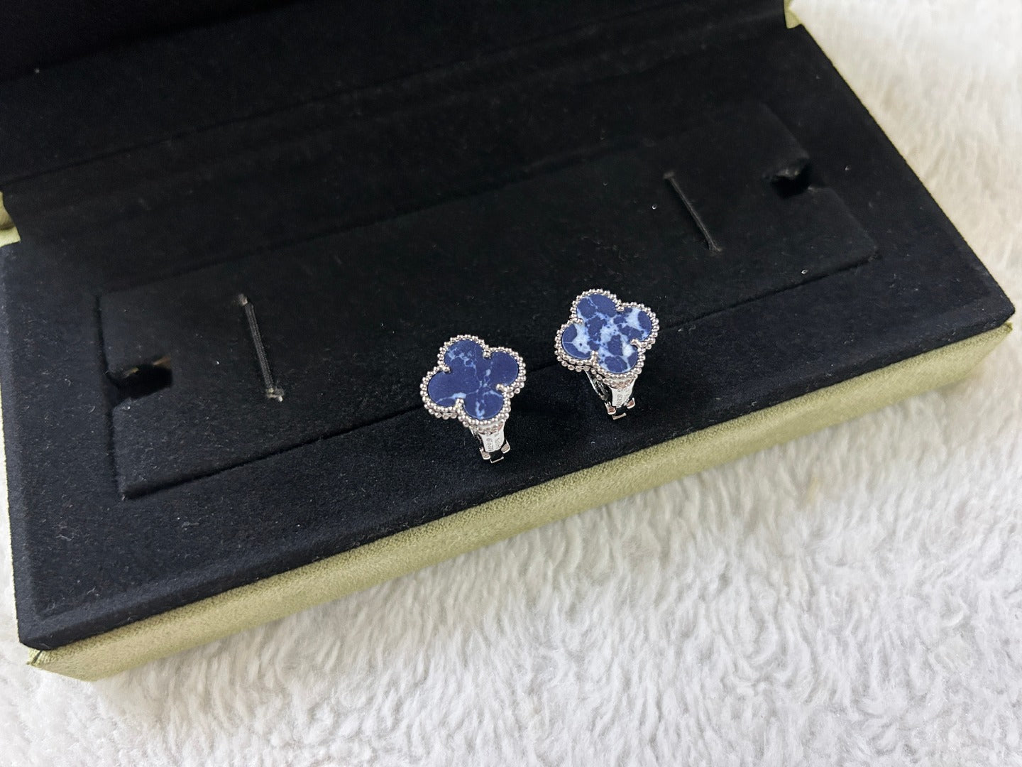Mysitc CLOVER PIETERSITE MEDIUM STUD EARRINGS