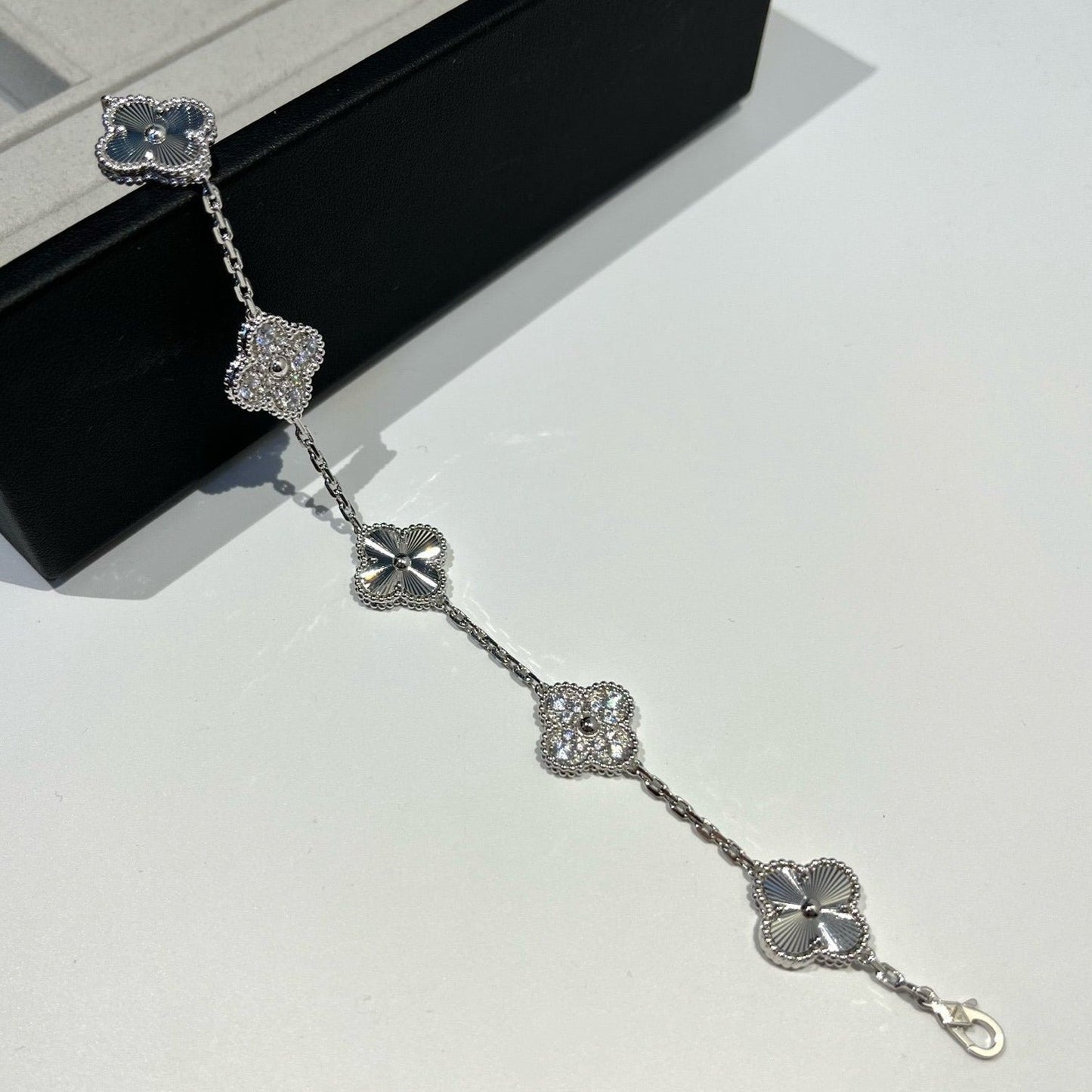 [Mystic] 新 クローバー5 モチーフ レーザー ブレスレット コレクション