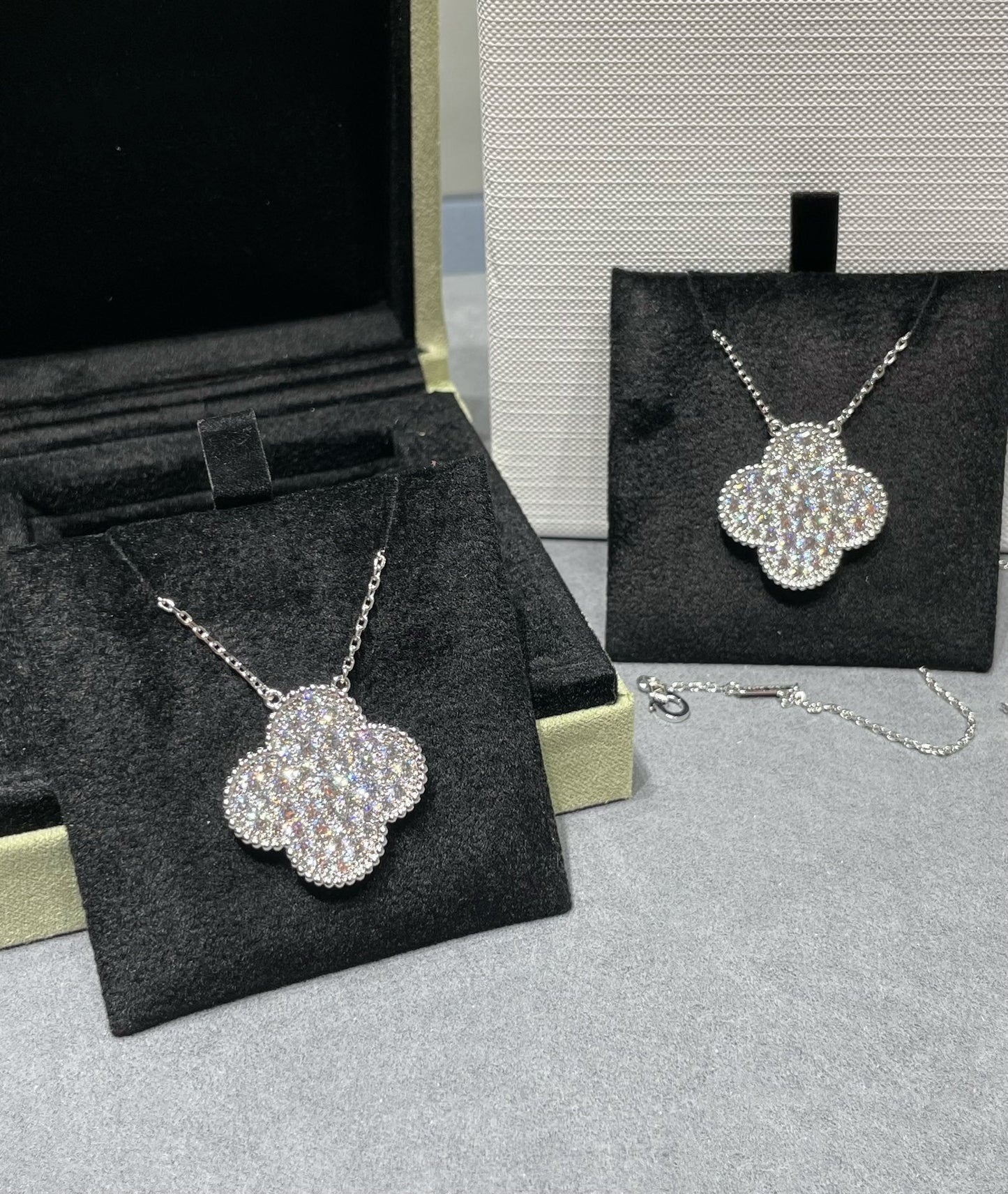 Mysitc CLOVER 25MM LARGE PENDANT DIAMOND PAVED SILVER NECKLACE