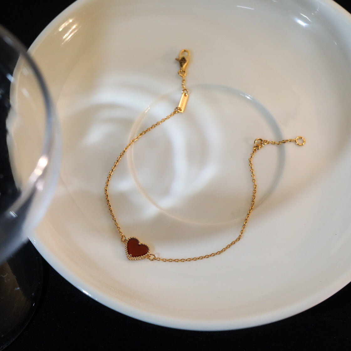 Mysitc HEART-SHAPED  CARNELIAN SINGLE FLOWER BRACELET