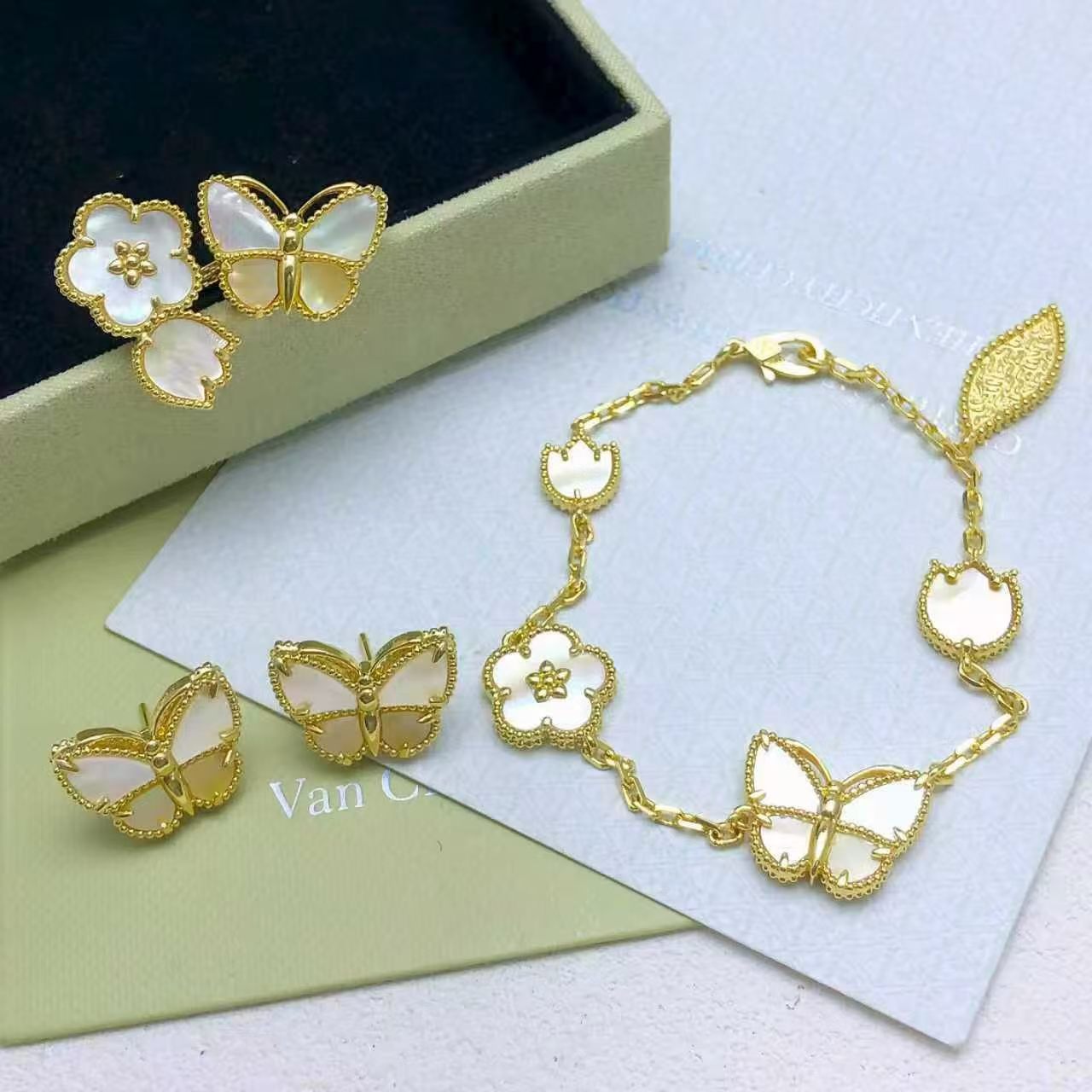 {"Mystic"] 26 NEW CLOVER LUCKY LIGHT YELLOW AND WHITE SET"}