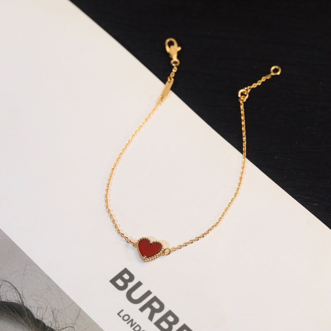 Mysitc HEART-SHAPED  CARNELIAN SINGLE FLOWER BRACELET