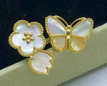 {"Mystic"] 26 NEW CLOVER LUCKY LIGHT YELLOW AND WHITE SET"}