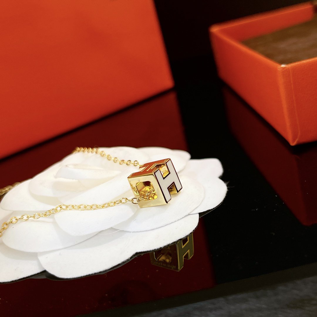 Mysitc H WHITE SQUARE GOLD NECKLACE