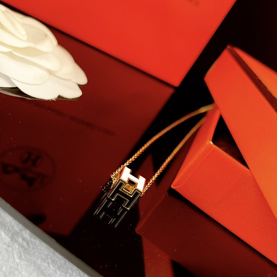 Mysitc H WHITE SQUARE GOLD NECKLACE