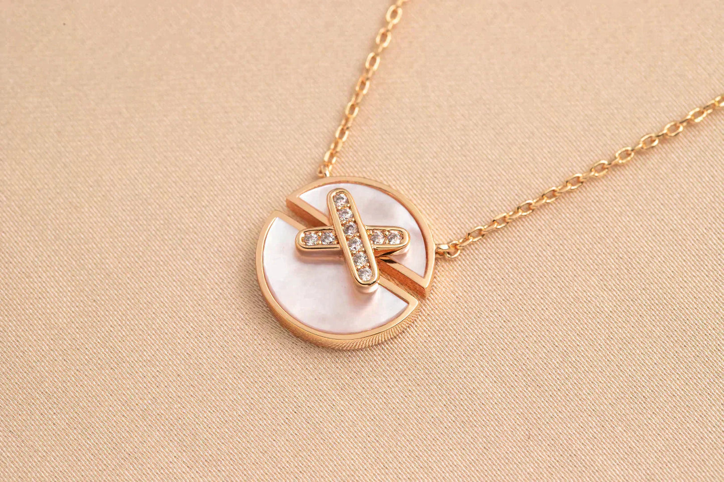 Mysitc JEUX DE ROSE GOLD DIAMOND NECKLACE