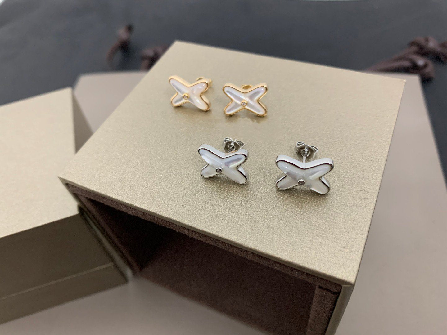 Mysitc JEUX DE WHITE MOP SILVER DIAMOND EARRINGS