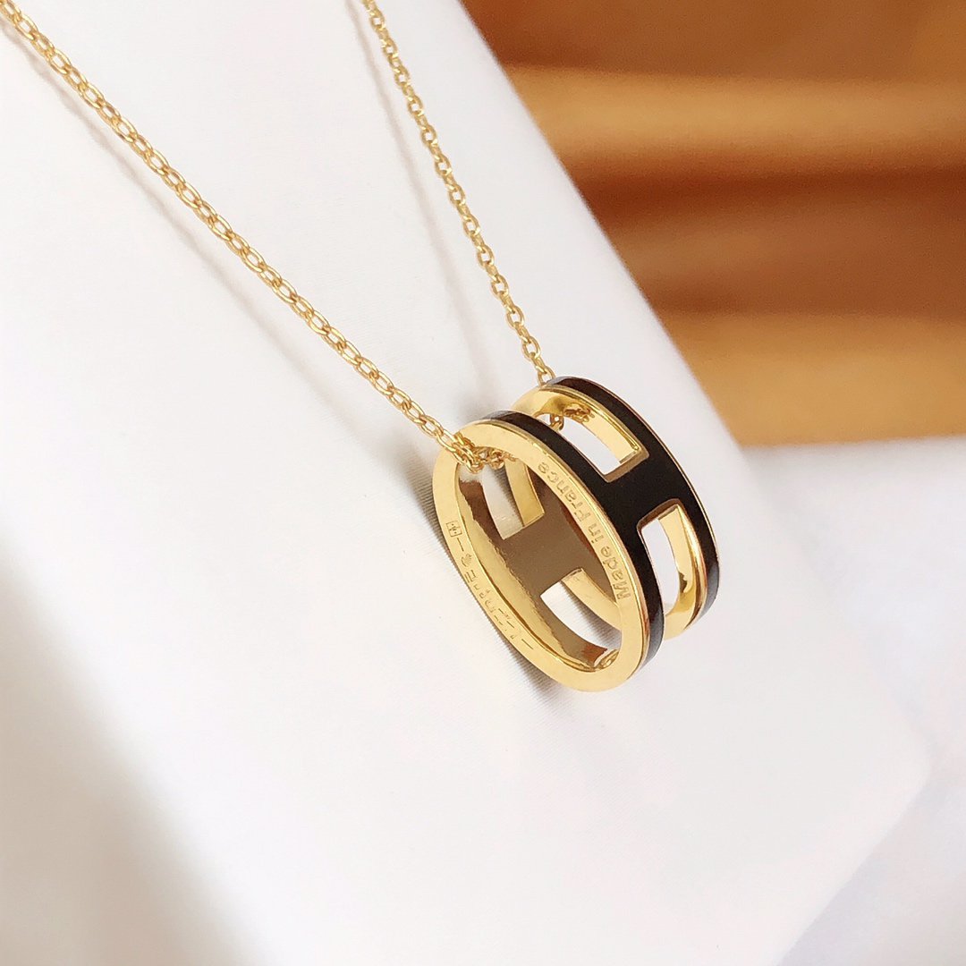 Mysitc HM CLIC BLACK ENAMEL GOLD NECKLACE