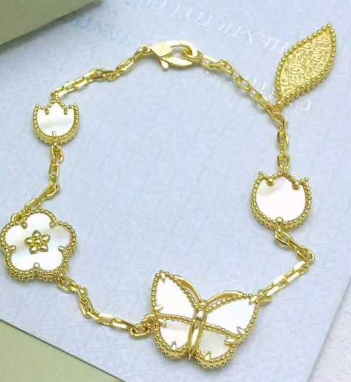 {"Mystic"] 26 NEW CLOVER LUCKY LIGHT YELLOW AND WHITE SET"}