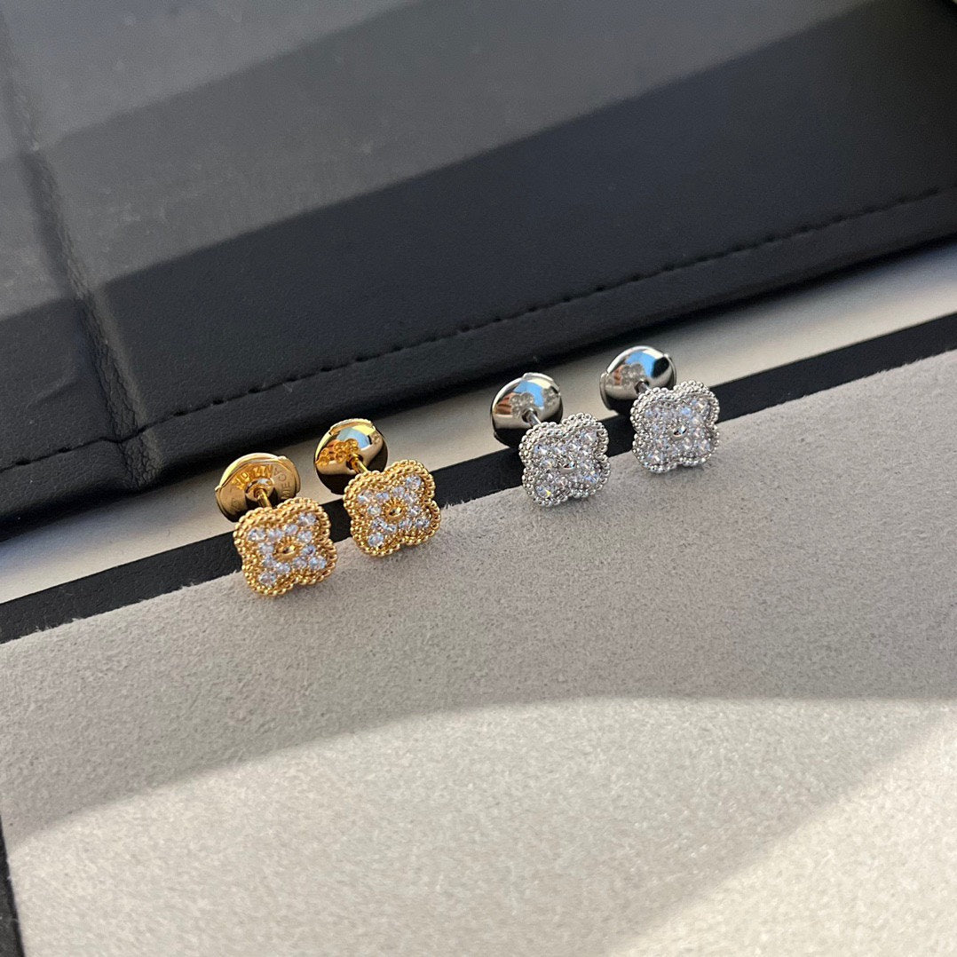 Mysitc CLOVER MINI DIAMOND STUD EARRINGS