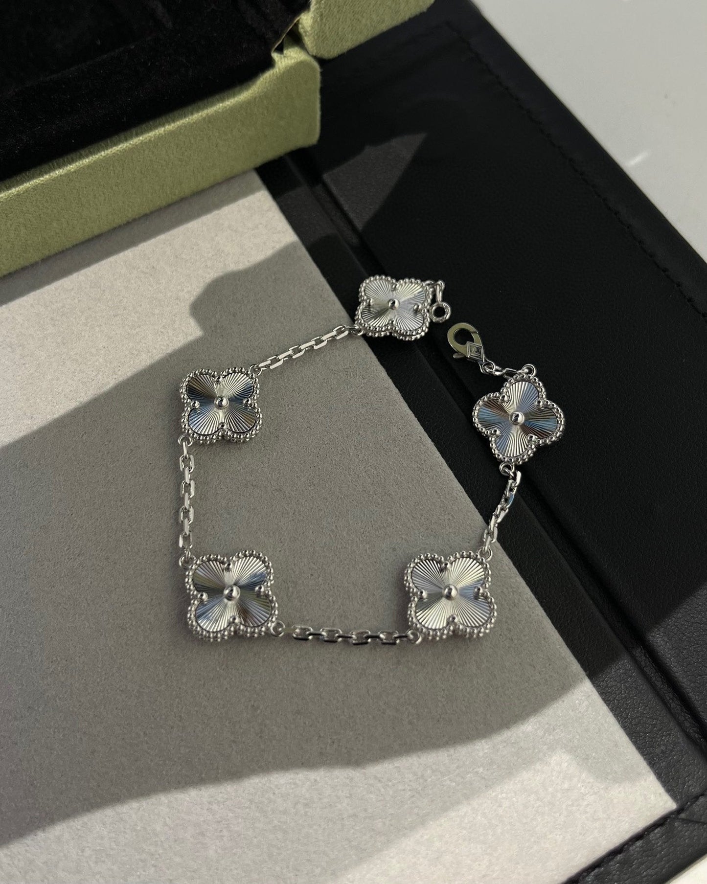 [Mystic] 新 クローバー5 モチーフ レーザー ブレスレット コレクション