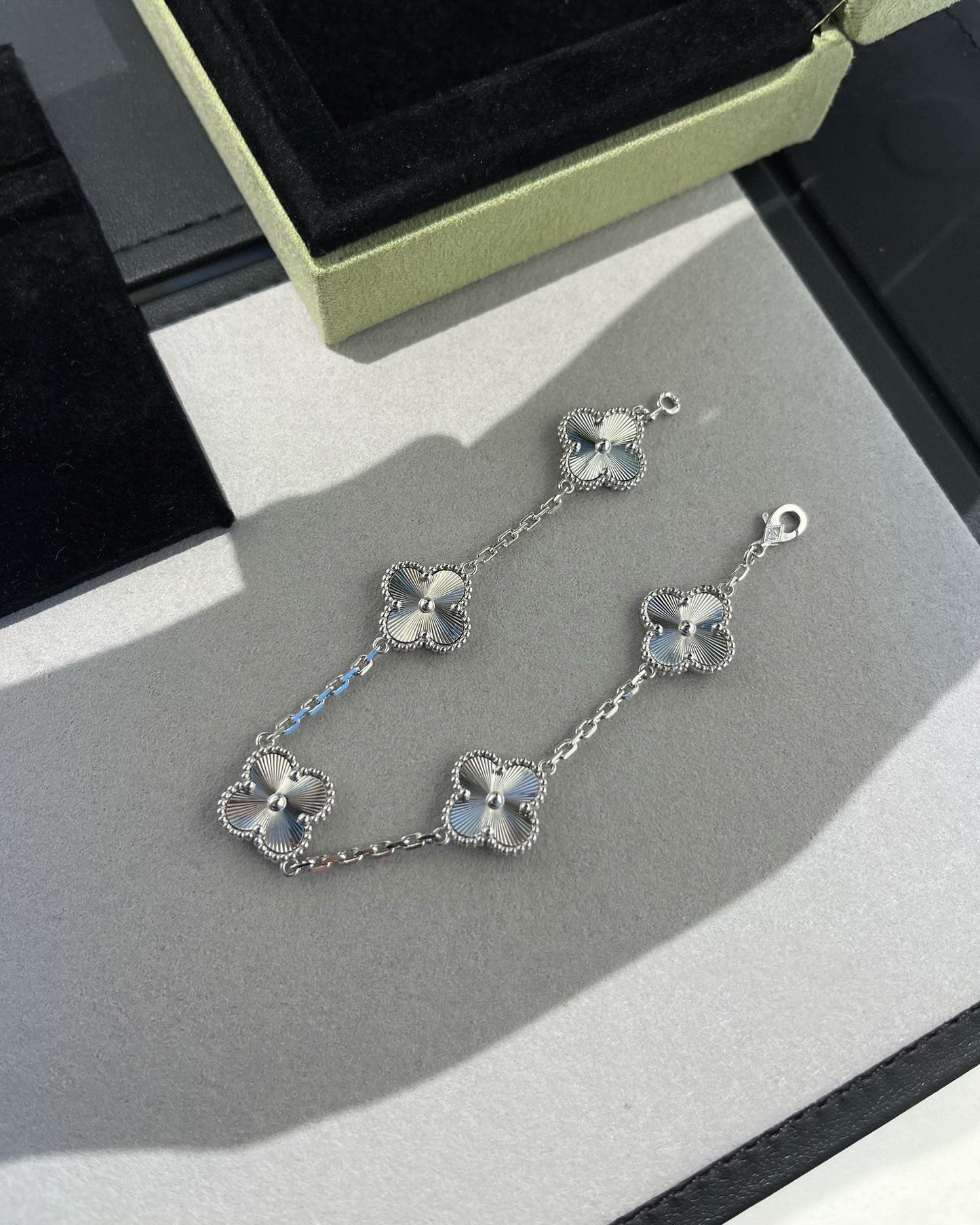 [Mystic] 新 クローバー5 モチーフ レーザー ブレスレット コレクション